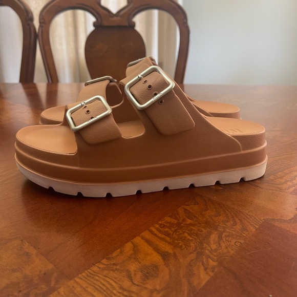 MIA Sandals - Picture 1 of 2